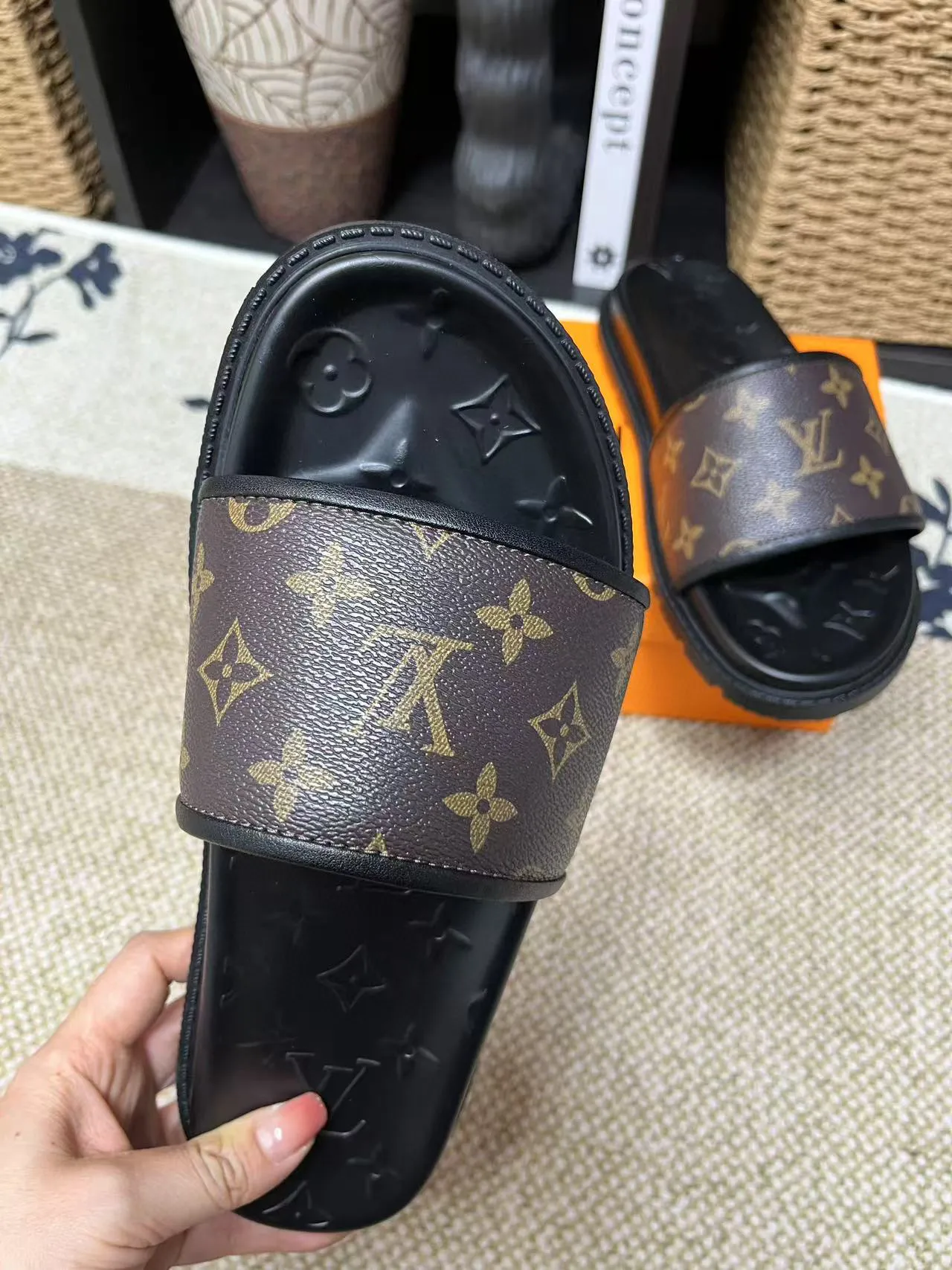 P270🏆Louis Vuitton 🏆[Louis Vuitton] Spring/Summer 2025 [Men's Flip Flops] 🎯🎯As an active family in the fashion industry ⭐ Lv is characterized by bold innovation ⚡Create this casual business style for Chinese fashionable men ✨The fabric is made of imported high-grade cowhide 🔥 Clean and neat ⚡Fashionable and elegant🌹Breathable, sweat-absorbent and deodorant👈So luxurious, high-end and domineering. 👍Must be sold if you repost the picture. Number of yards: 38--46. Color: 🎉 For large quantities. Welcome to repost.